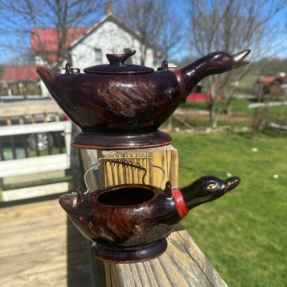 Vintage 50's Brown Glazed Redware Gold Beak Duck Teapots Wire Handle Set of 2 - Picture 4 of 10